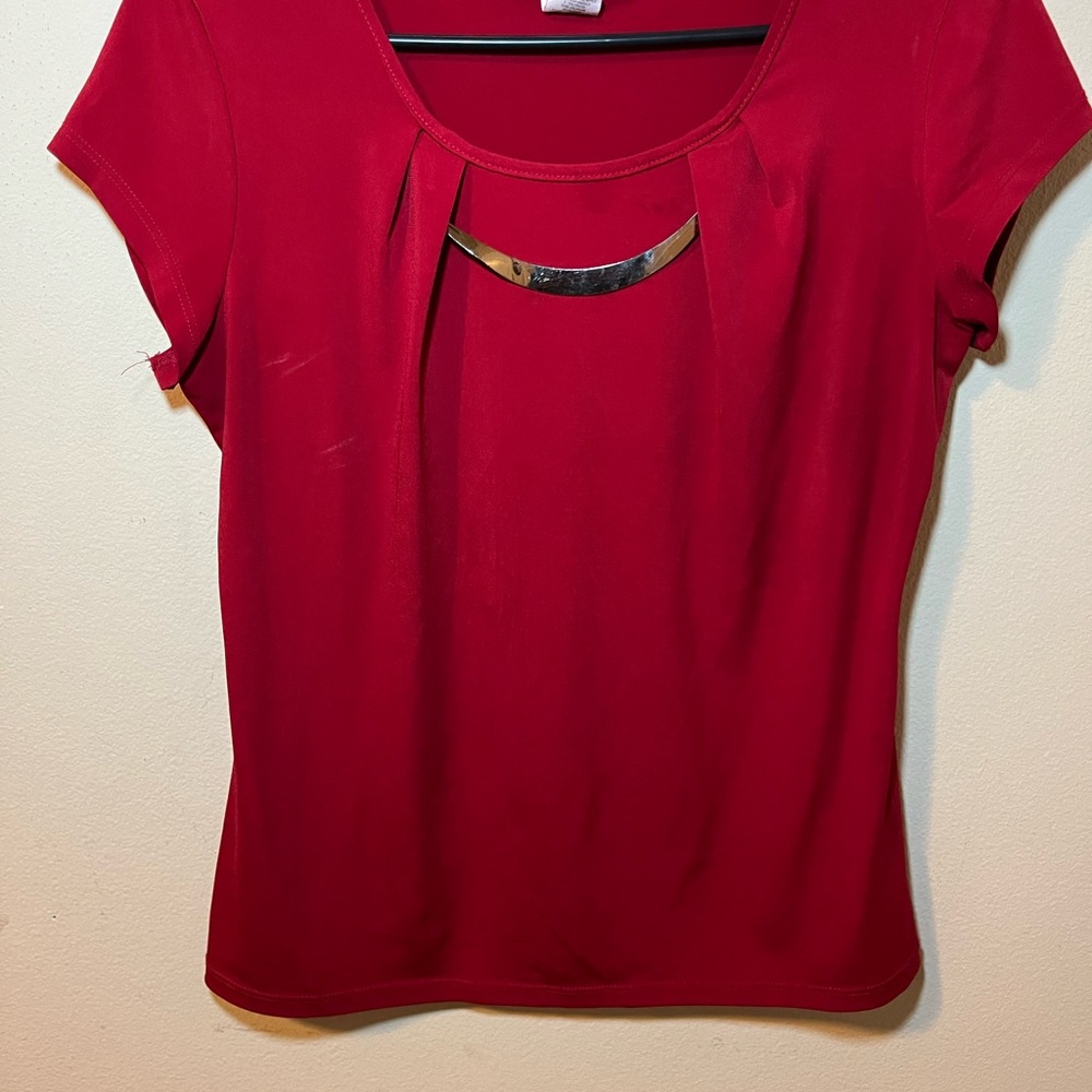 Chic Scarlet Women's Short Sleeve Top